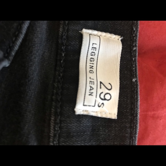 Like new.  Gap leggings jeans. 29S - Picture 2 of 2